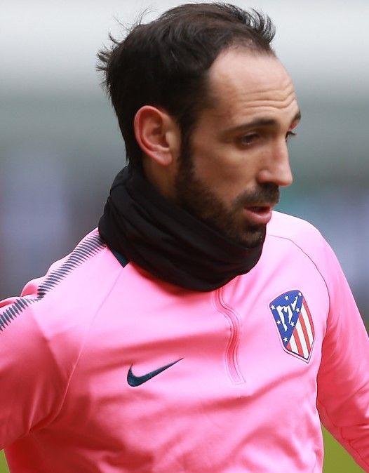 Partida emocionante do Campeonato Espanhol com jogadores em ação no campo