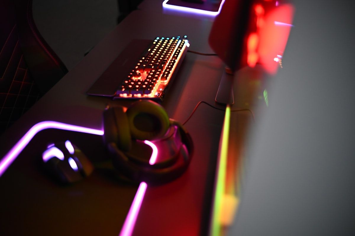 Teclado e mouse gamer em destaque no ambiente de jogo Teclado e mouse gamer em close no desktop, ideal para jogos