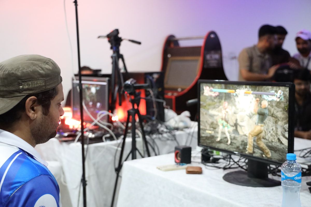 Homem jogando CS2 e monitorando FPS no computador Homem sentado em frente a um monitor de computador, jogando CS2 e analisando o FPS