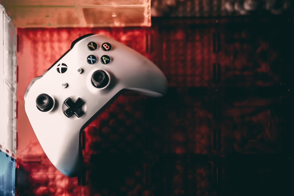 Controle Xbox One branco para jogos e avaliação de desempenho Controle de videogame Xbox One branco sobre uma superfície clara, ideal para jogos