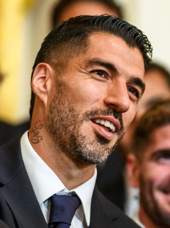 Partida emocionante da Copa da França com jogadores em ação e torcida vibrante