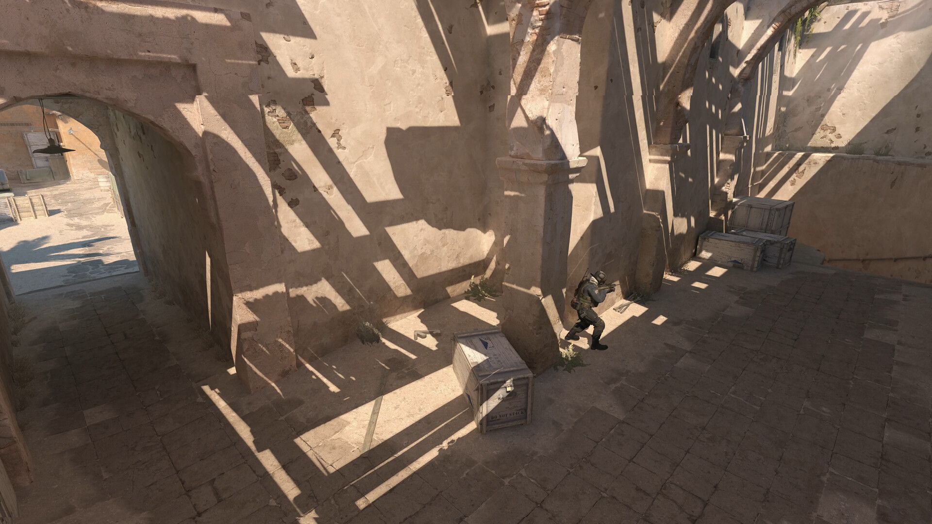 Gameplay do Counter-Strike 2 usado como referência visual para FOV e viewmodel