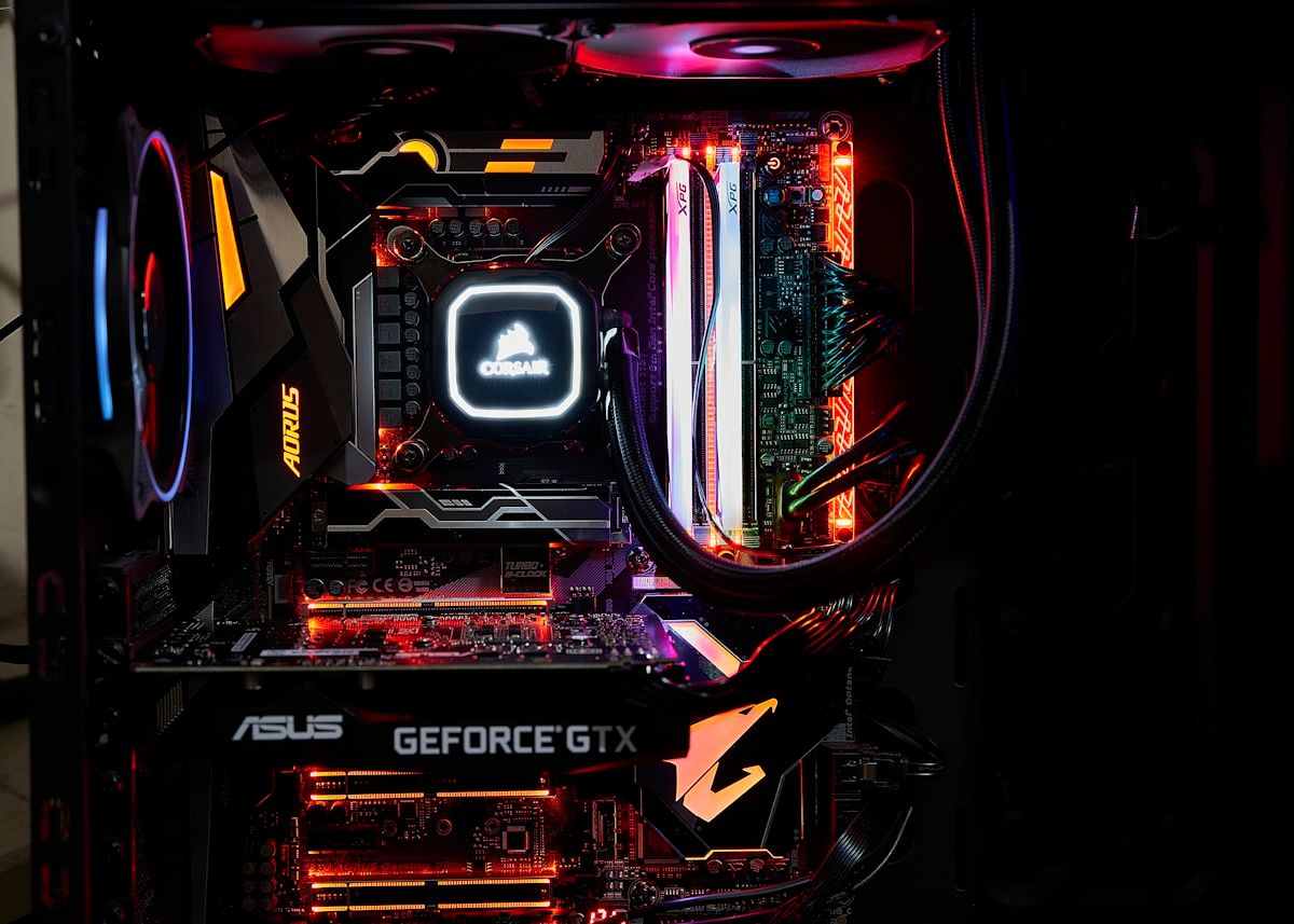 Iluminação LED em PC gamer: vermelho e azul Iluminação LED vermelha e azul em um PC gamer moderno, destacando o design e a estética do equipamento