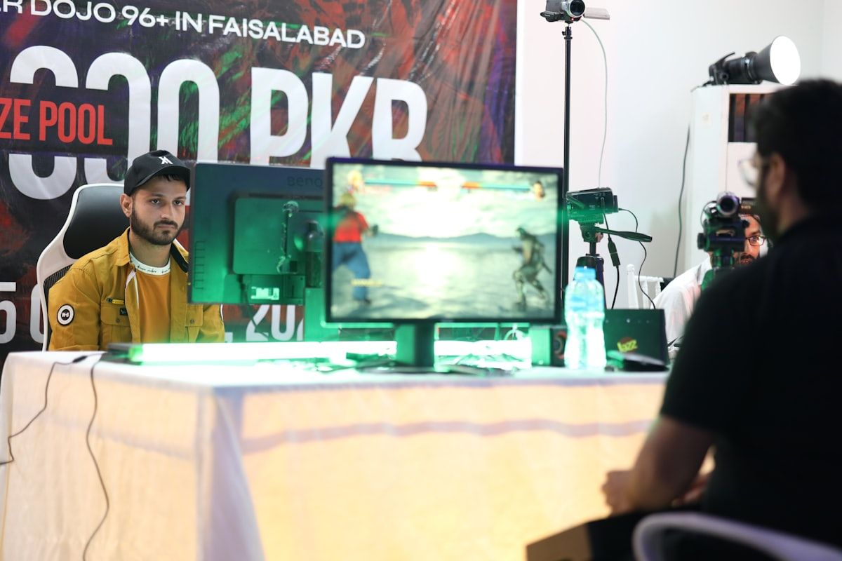 Homem assistindo esports em frente à televisão Homem sentado em frente à TV assistindo esports em uma mesa
