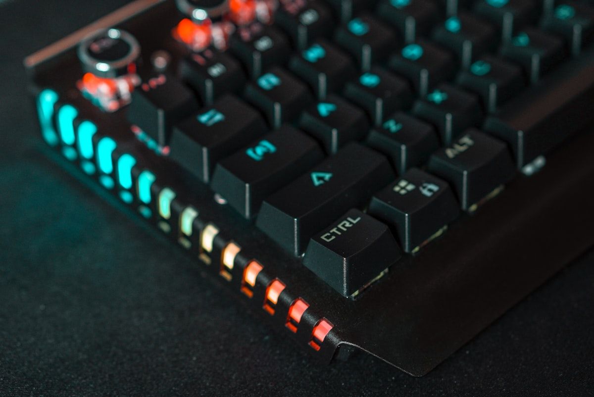Teclado gamer preto e vermelho com LED para 2026 Teclado gamer preto e vermelho com iluminação LED, ideal para jogos em 2026