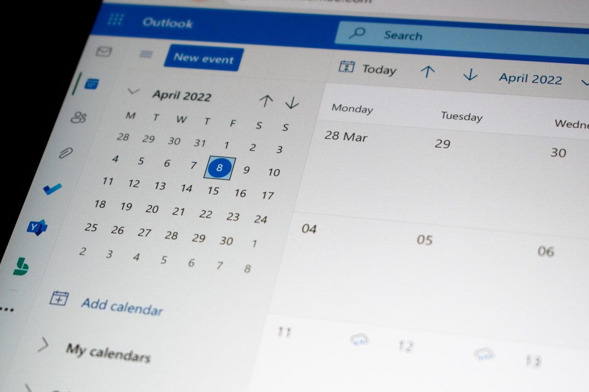 Calendário de lançamento do GTA 6 em tela de computador Tela de computador exibindo um calendário com datas importantes para o lançamento de GTA 6