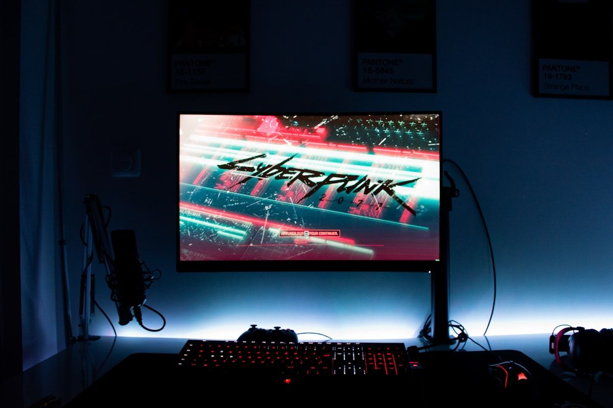 Monitor PC Gamer em Mesa: Dicas para Escolha Ideal Monitor PC gamer em cima de uma mesa, ideal para jogos e produtividade.