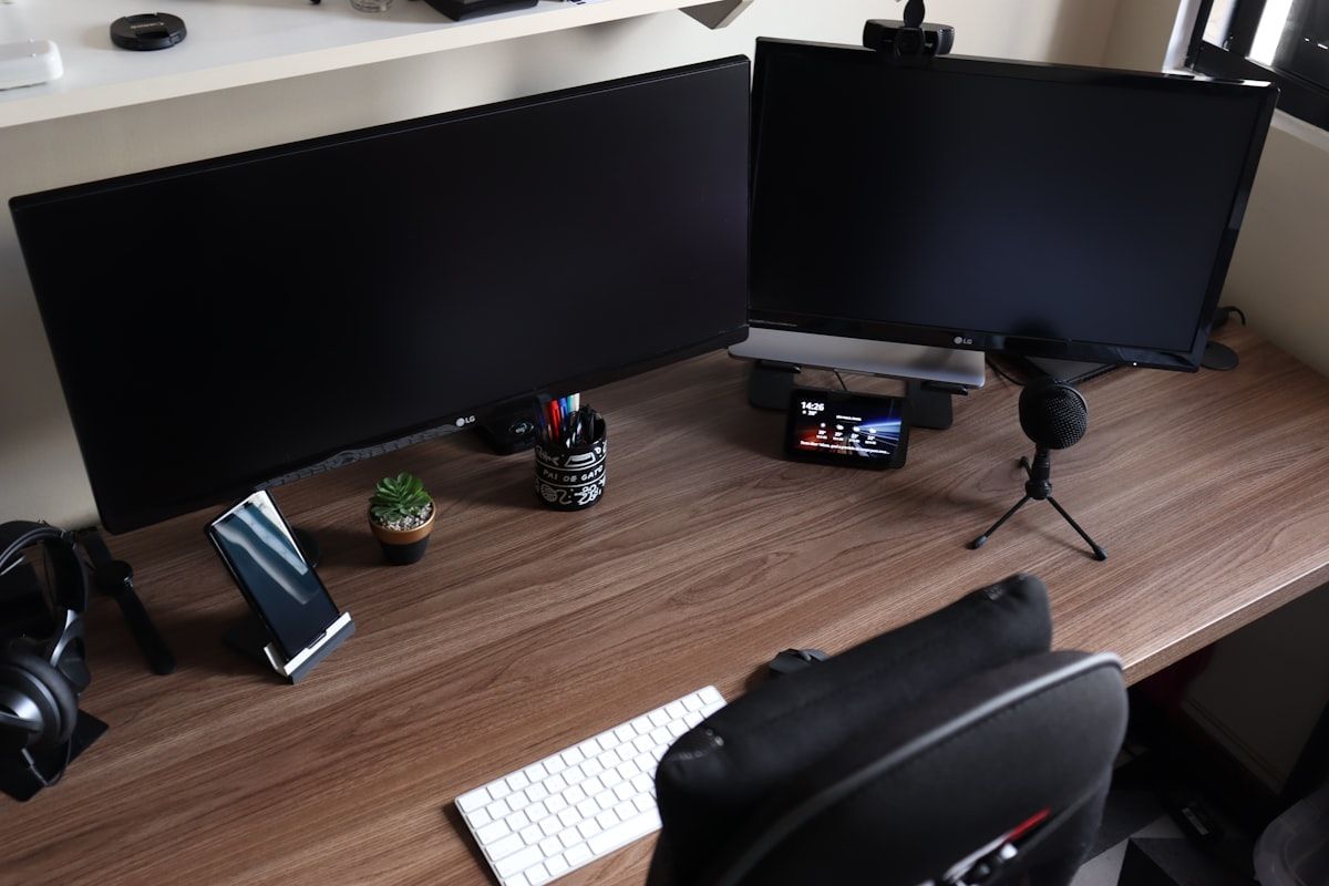 Mesa gamer com dois monitores e teclado para jogos Mesa de computador com dois monitores e teclado para gamers