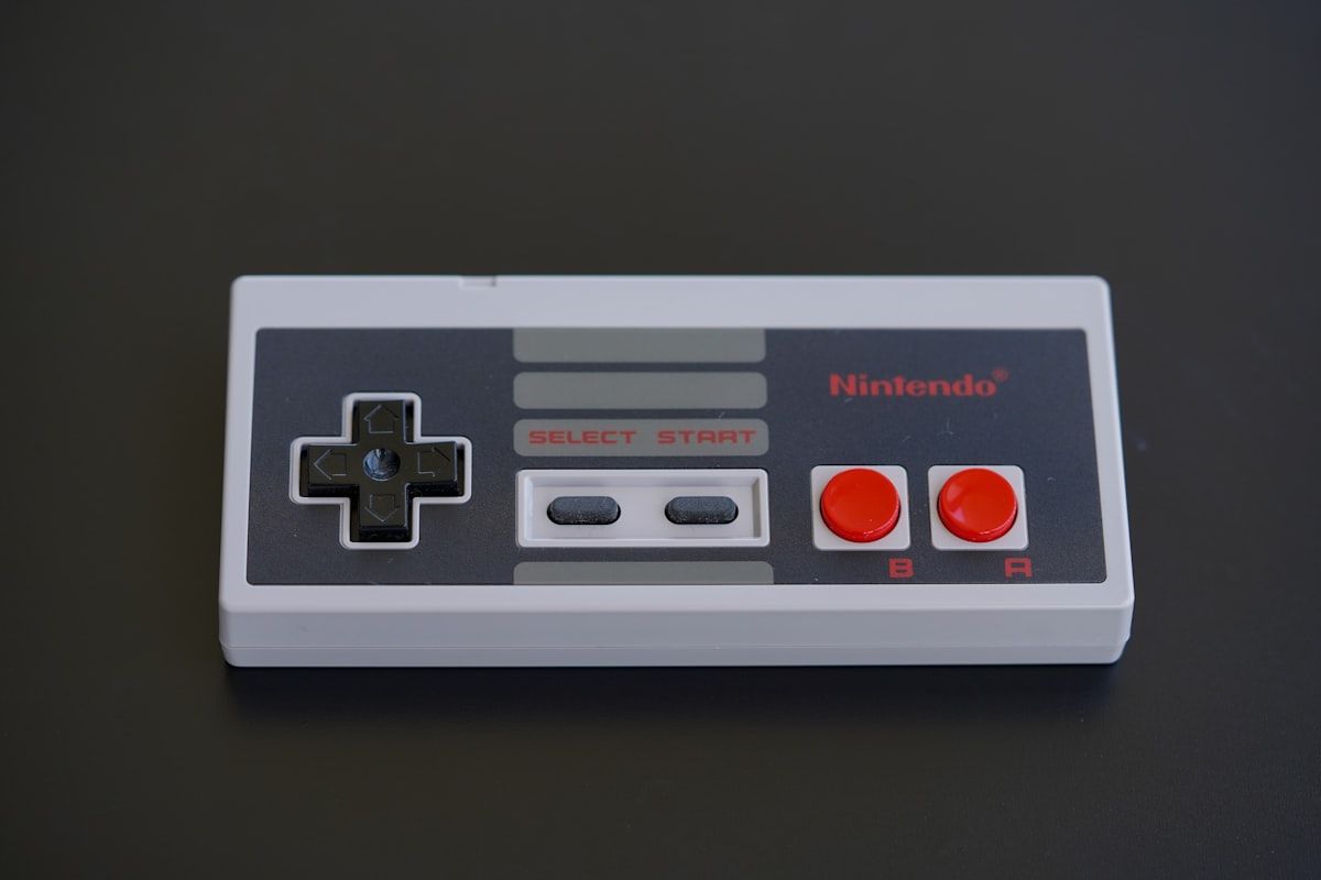 Controle Nintendo preto e branco para jogos e emuladores Controle de Nintendo em preto e branco, ideal para jogos retro e emuladores