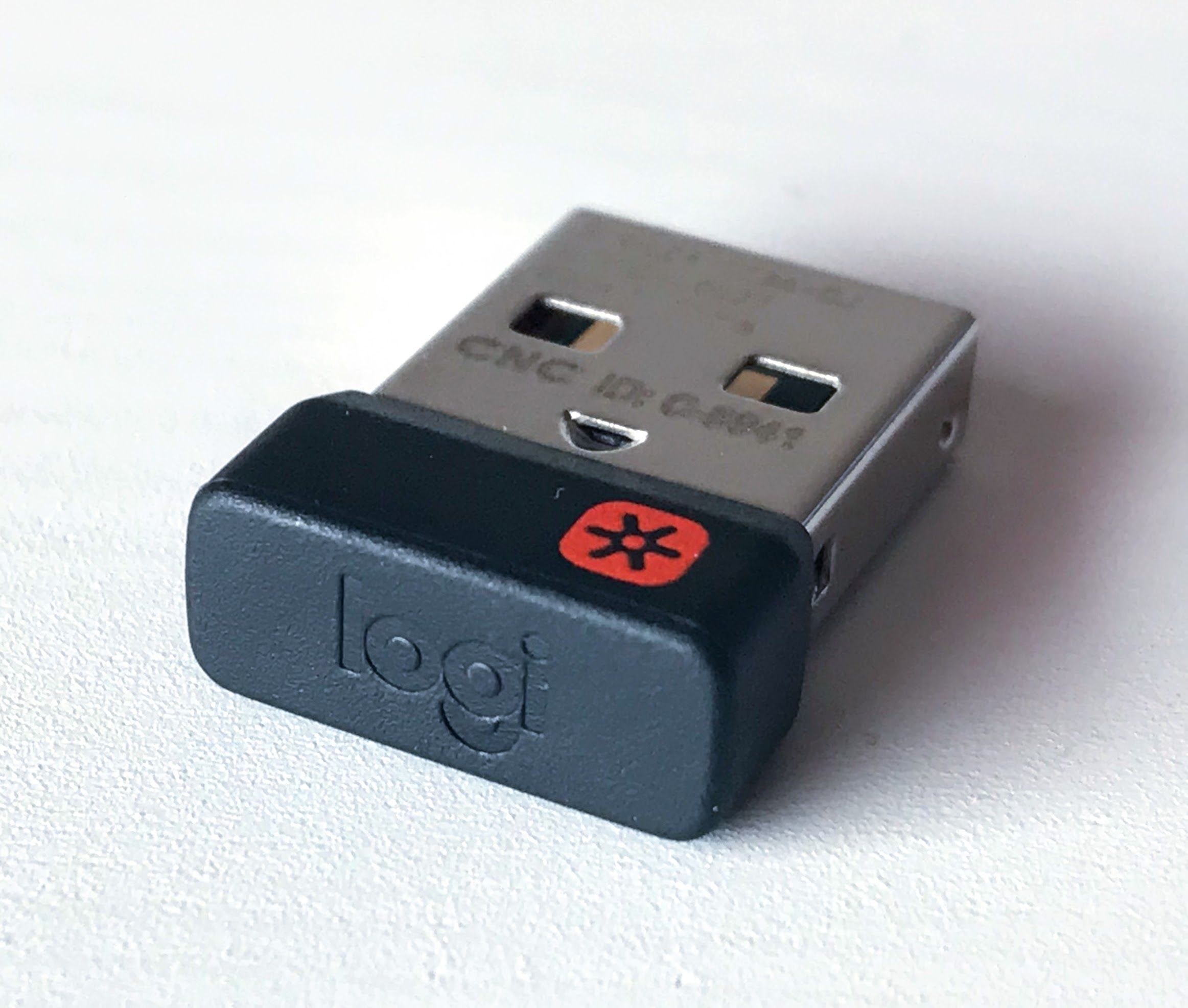 Teclado Logitech G413 SE TKL para gamers e trabalho Teclado Logitech G413 SE TKL em uma mesa de trabalho e jogo, ideal para gamers e profissionais.