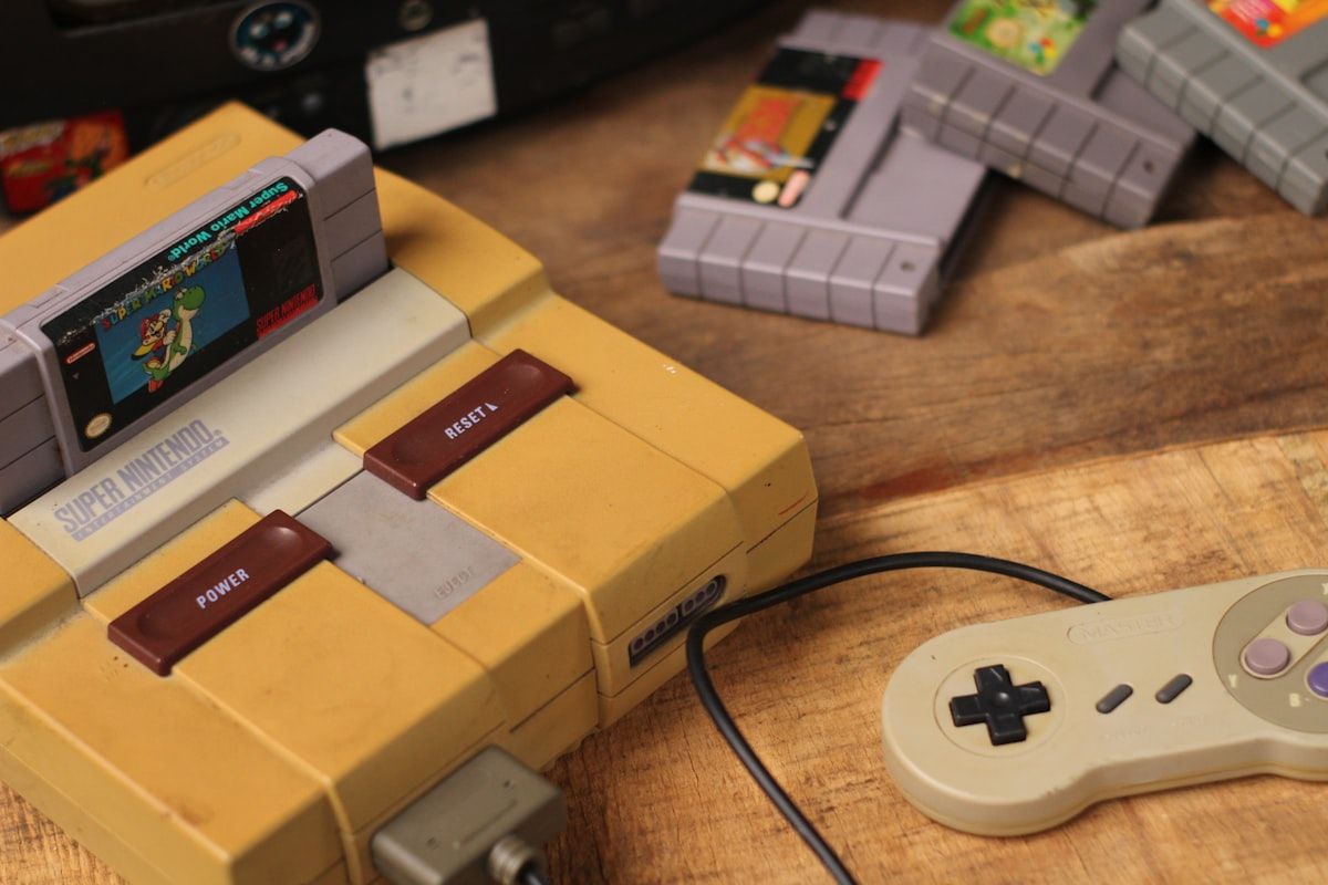 Console Nintendo em mesa de madeira - Jogos retro Console Nintendo em uma mesa de madeira, ideal para jogos retro e emuladores