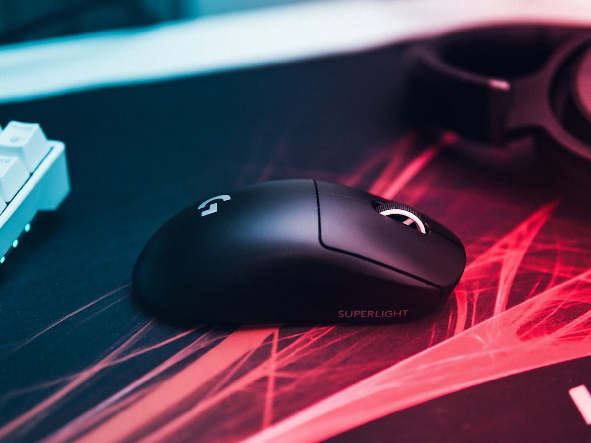 Mouse sem fio Logitech preto ideal para gamers que jogam Valorant