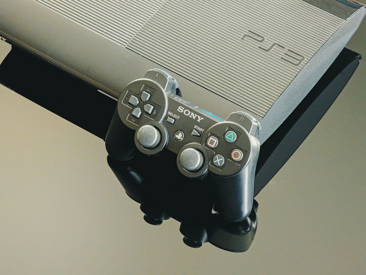 Console Playstation 3 e controle para gamers de CS2 Console Playstation 3 e seu controle, ideal para gamers que jogam CS2