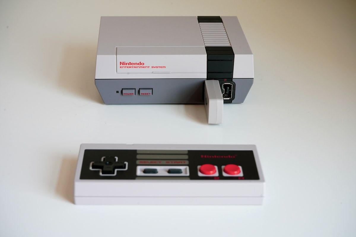 Impressora HP preta e branca sobre mesa, ideal para quem usa RetroArch no Android