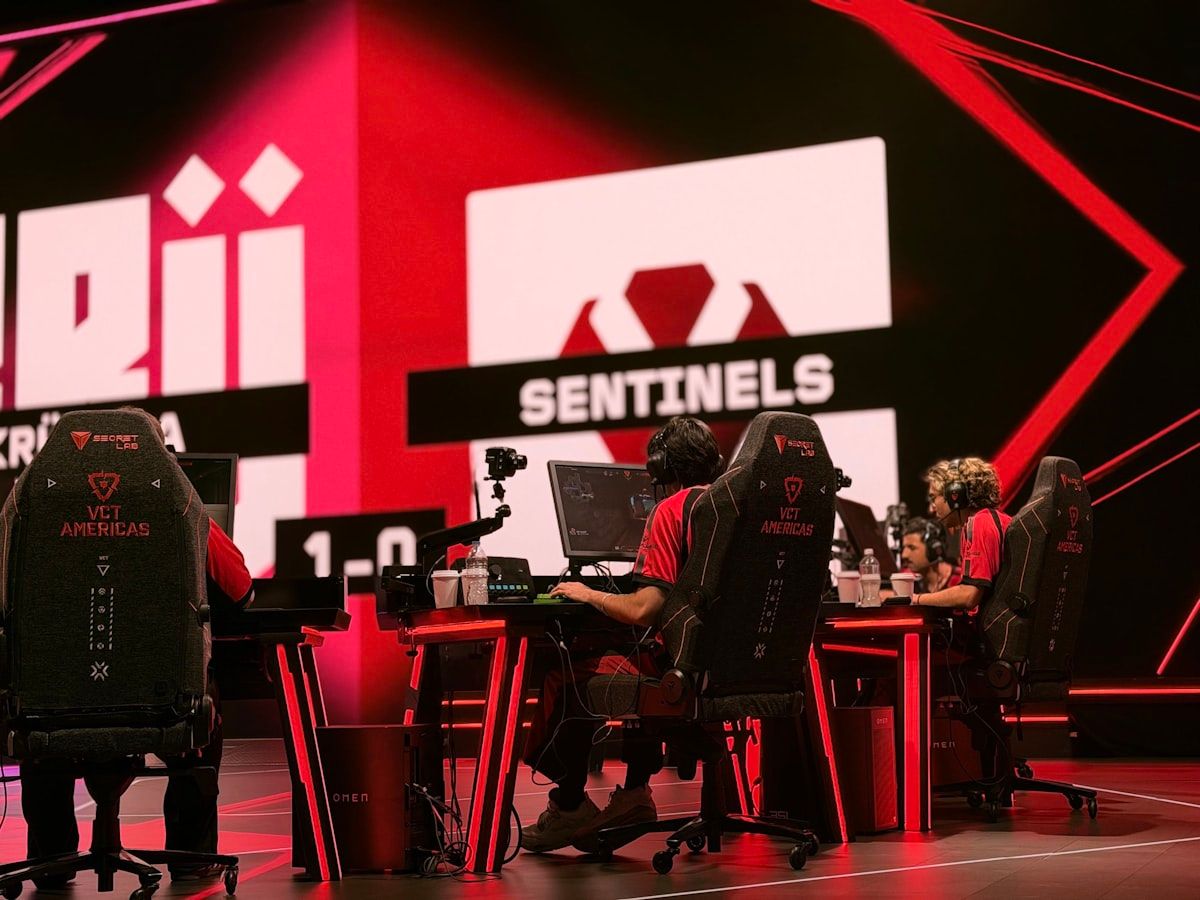 Sentinels em ação no torneio de Rainbow Six Esports 2026 Equipe de esports Sentinels competindo em um torneio de Rainbow Six
