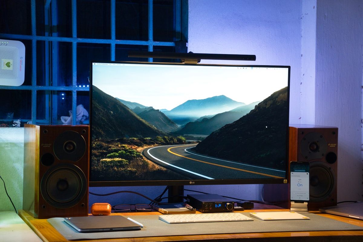 Monitor PC Gamer em ambiente de trabalho e jogo Monitor de computador gamer sobre uma mesa, ideal para jogos e produtividade