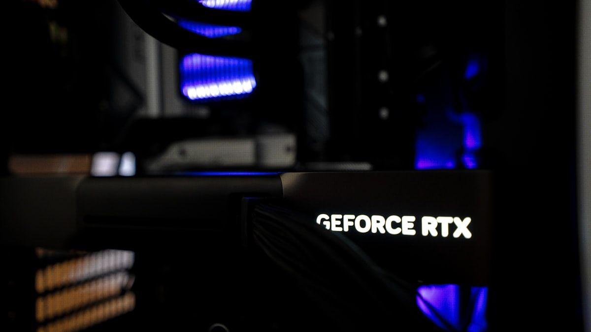 Placa GeForce RTX 5060 Ti em destaque para gamers Placa de vídeo GeForce RTX 5060 Ti destacada em um ambiente de gaming moderno