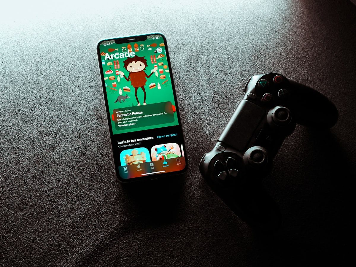 Smartphone e controle DualShock 4 para emulação de jogos Tela de smartphone ligada com controle DualShock 4 ao lado, ideal para emulação de jogos