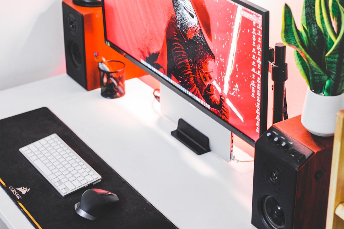 Monitor sobre mesa para setup gamer ideal e confortável Monitor de computador sobre uma mesa, ideal para setup gamer eficiente e confortável
