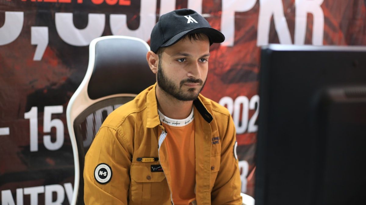 Homem jogando em computador no contexto dos esports no Brasil Homem concentrado jogando em frente ao computador, imerso no universo dos esports