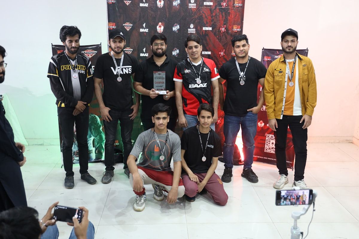 Jogadores da T1 competindo na LCK 2026 Jogadores da T1 em ação durante uma intensa partida da LCK 2026, mostrando habilidade e estratégia.