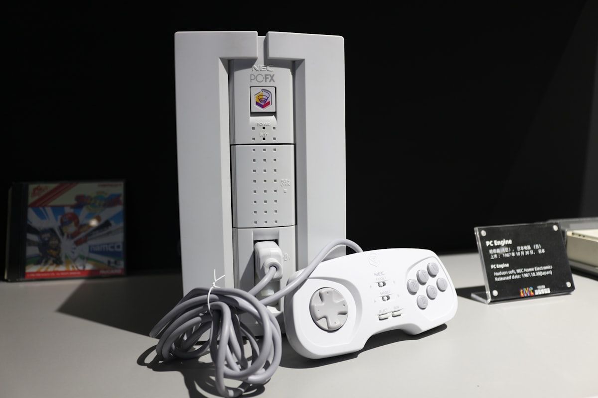 Console Nintendo Wii em mesa para jogos e emulação Console Nintendo Wii em cima de uma mesa, ideal para jogos retro e emulação
