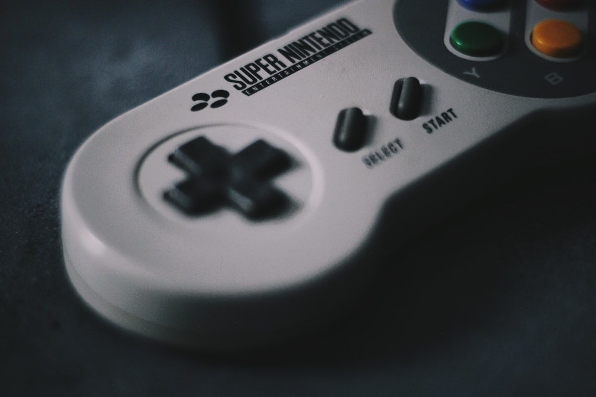 Controle SNES: Nostalgia dos Jogos Retro em 2026 Controle do SNES em foco seletivo, representando nostalgia dos jogos retro