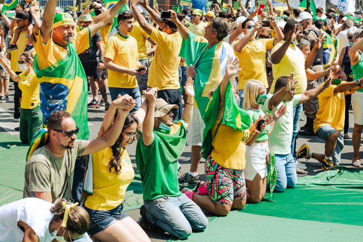 Evento de esports no Brasil com comunidade animada em 2026 Comunidade de esports no Brasil reunida em evento competitivo, mostrando jogadores e torcedores entusiasmados