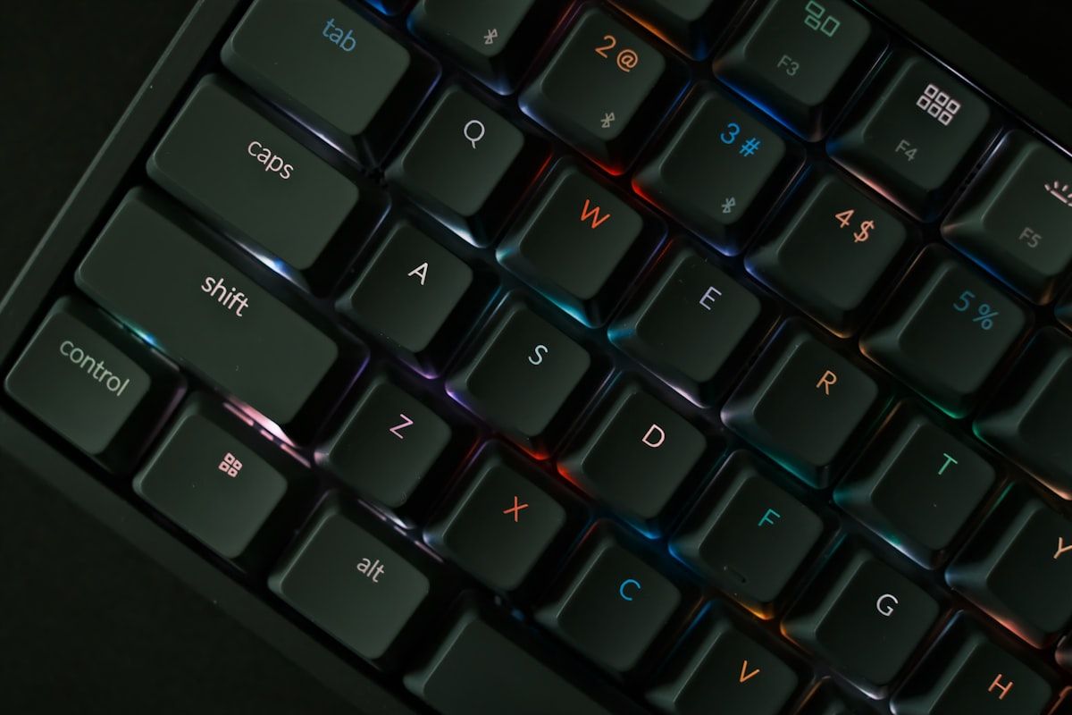 Teclado mecânico iluminado para gamers em close-up Close-up de um teclado mecânico com teclas iluminadas, ideal para gamers