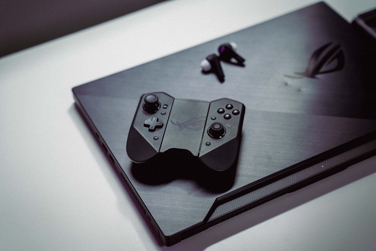 Celular em mesa, ideal para pesquisas sobre GTA 6 Celular sobre uma mesa, representando a pesquisa de informações sobre GTA 6