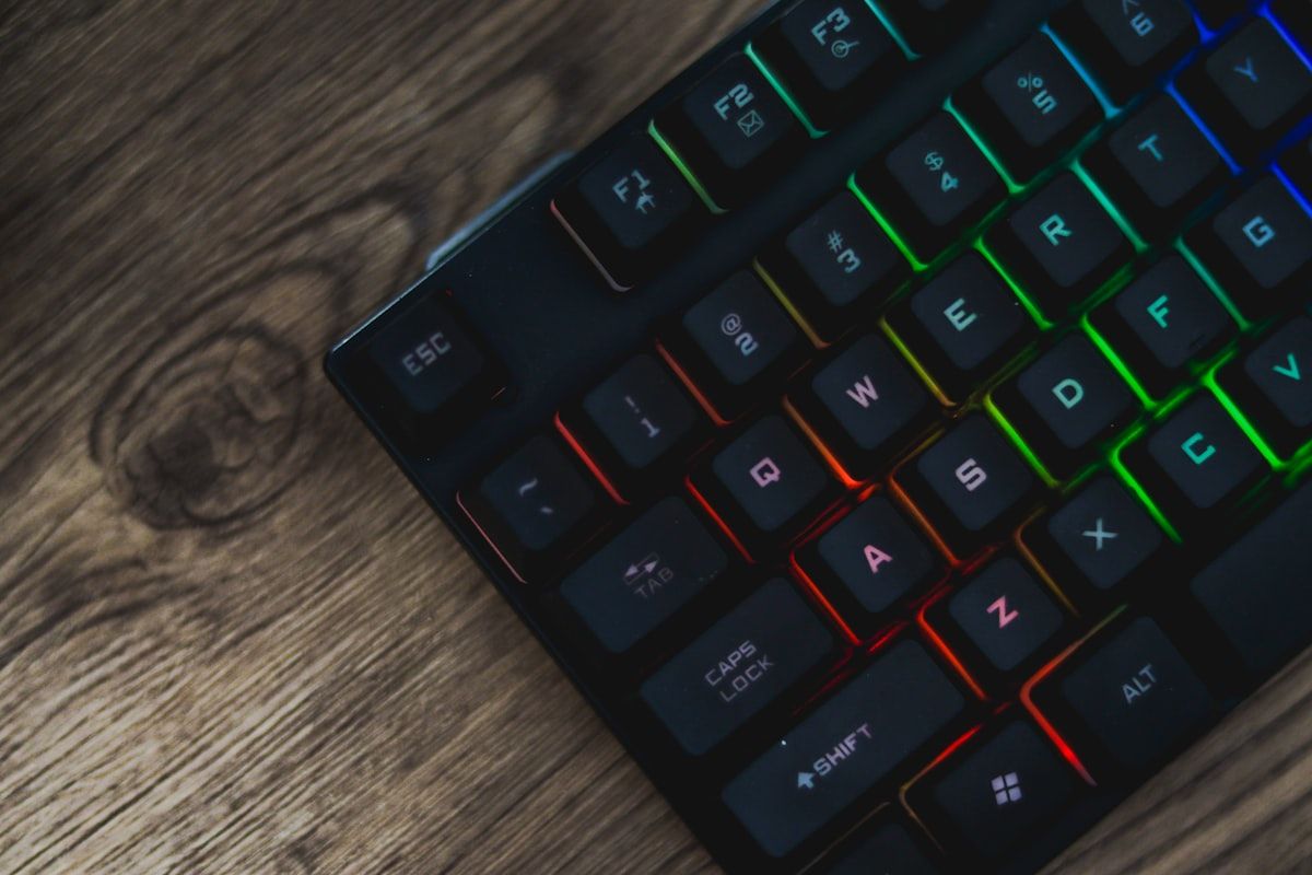 Teclado magnético gamer preto para 2026 Teclado magnético gamer preto com design moderno e teclas iluminadas
