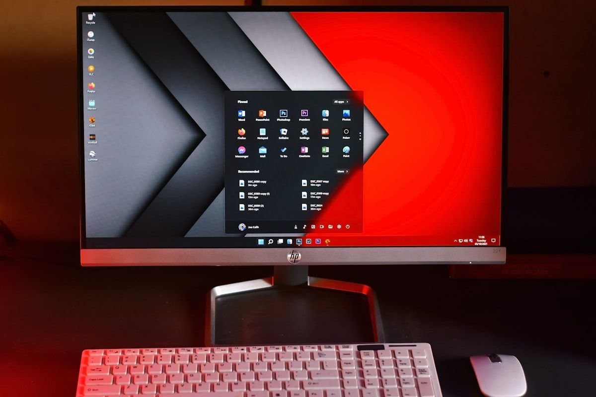 Setup com monitor gamer 2K e teclado para jogos Monitor gamer 2K com teclado em uma mesa, ideal para jogos de alta performance