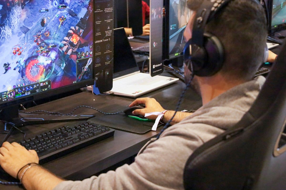 Homem jogando Valorant no computador com grande concentração Homem jogando video game no computador, focado em Valorant