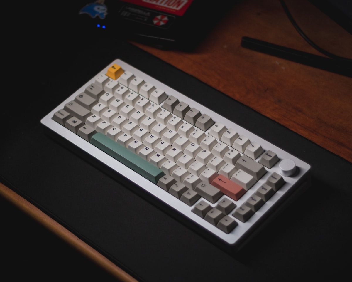 Teclado magnético gamer em destaque sobre mesa Teclado magnético gamer sobre uma mesa, ideal para jogos em 2026