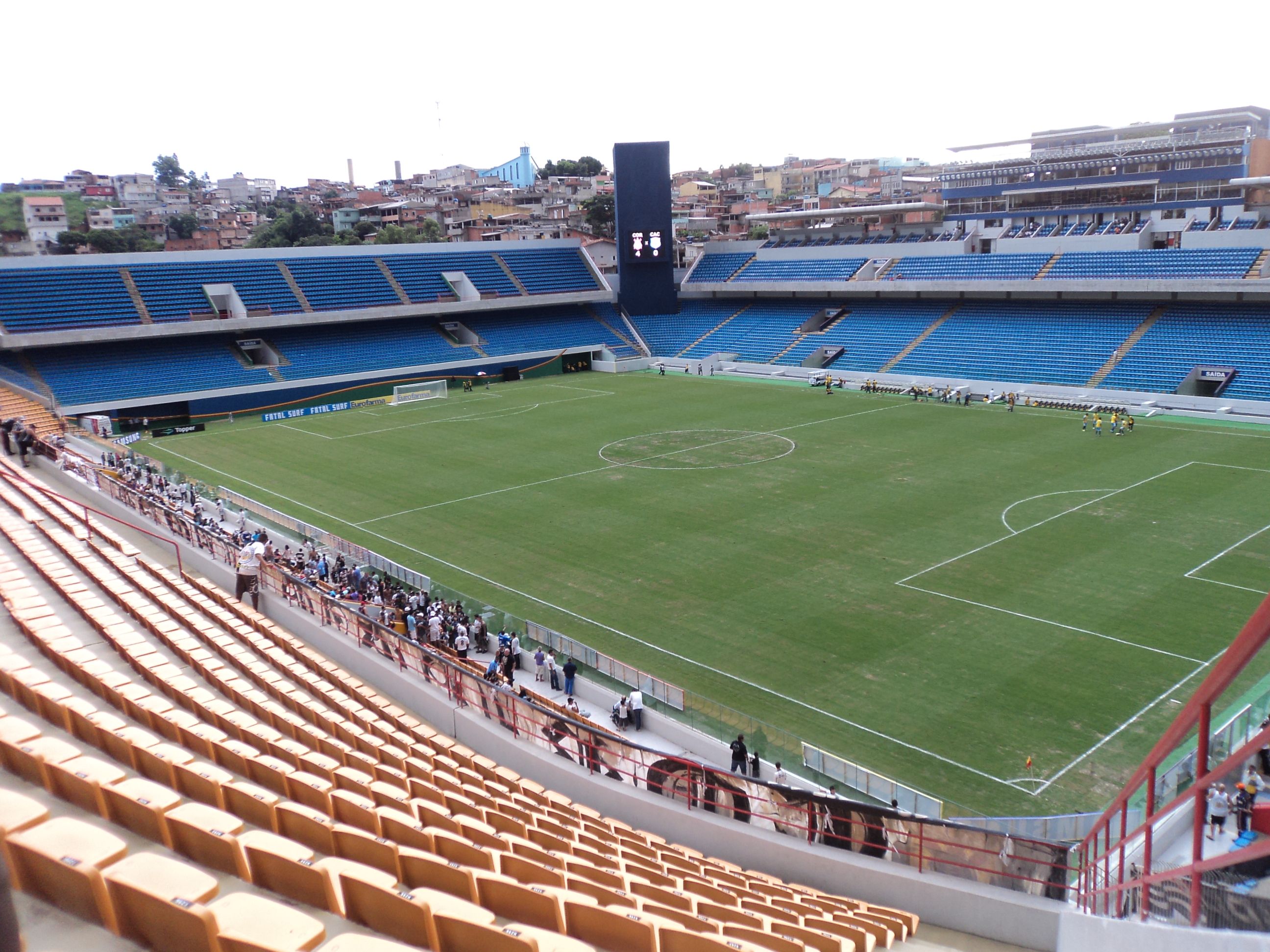 Jogadoras em ação durante partida emocionante do Brasileirão Feminino, destacando a competitividade e talento das atletas.