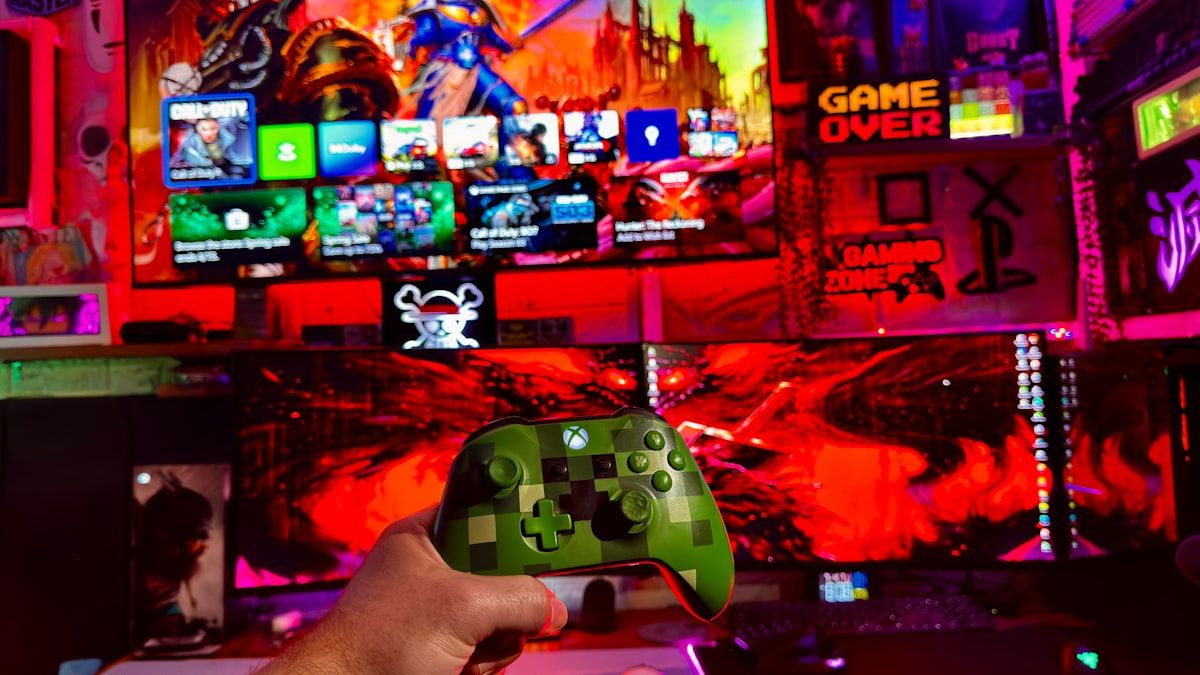 Setup gamer com tela, controle e ambiente organizado para jogar no PC em 2026