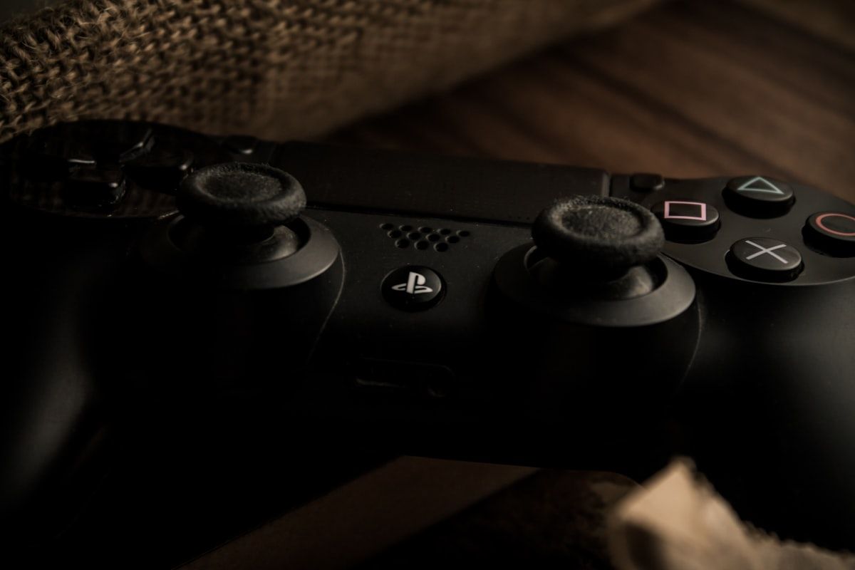Controle de videogame para emuladores de PS2 no Android Controle de videogame em close-up, ideal para jogos em emuladores de PS2 no Android