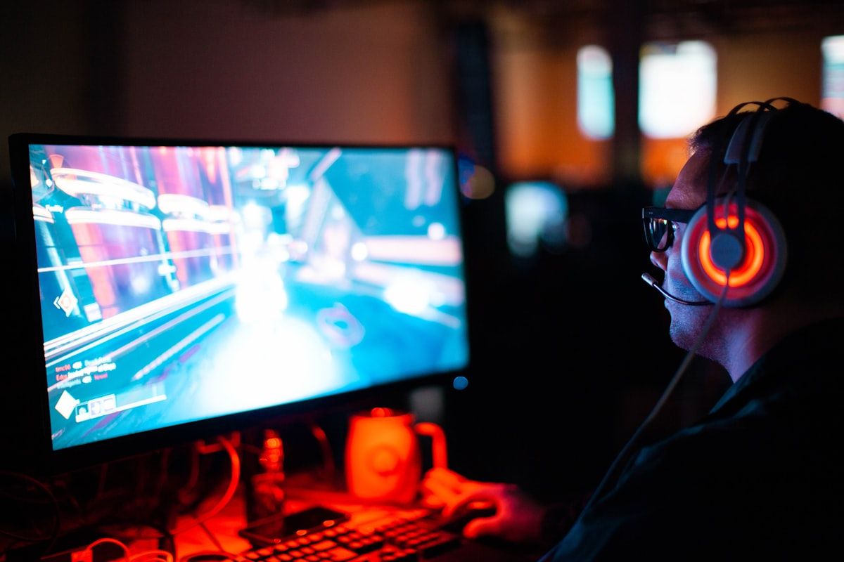 Jogador em ação: FPS e a compra de placa de vídeo para 2026 Pessoa jogando jogo de tiro em primeira pessoa em computador, destacando a importância da placa de vídeo