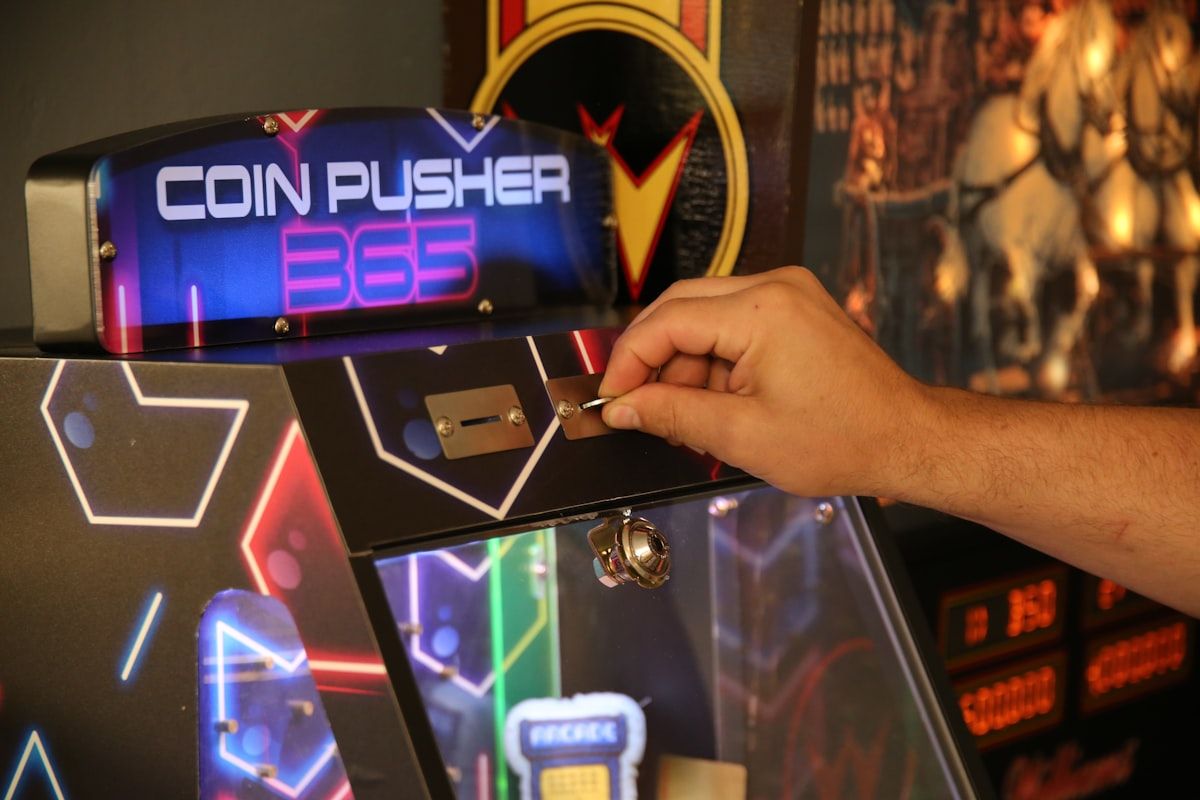 Pessoa jogando em uma máquina de videogame, se divertindo com um jogo popular