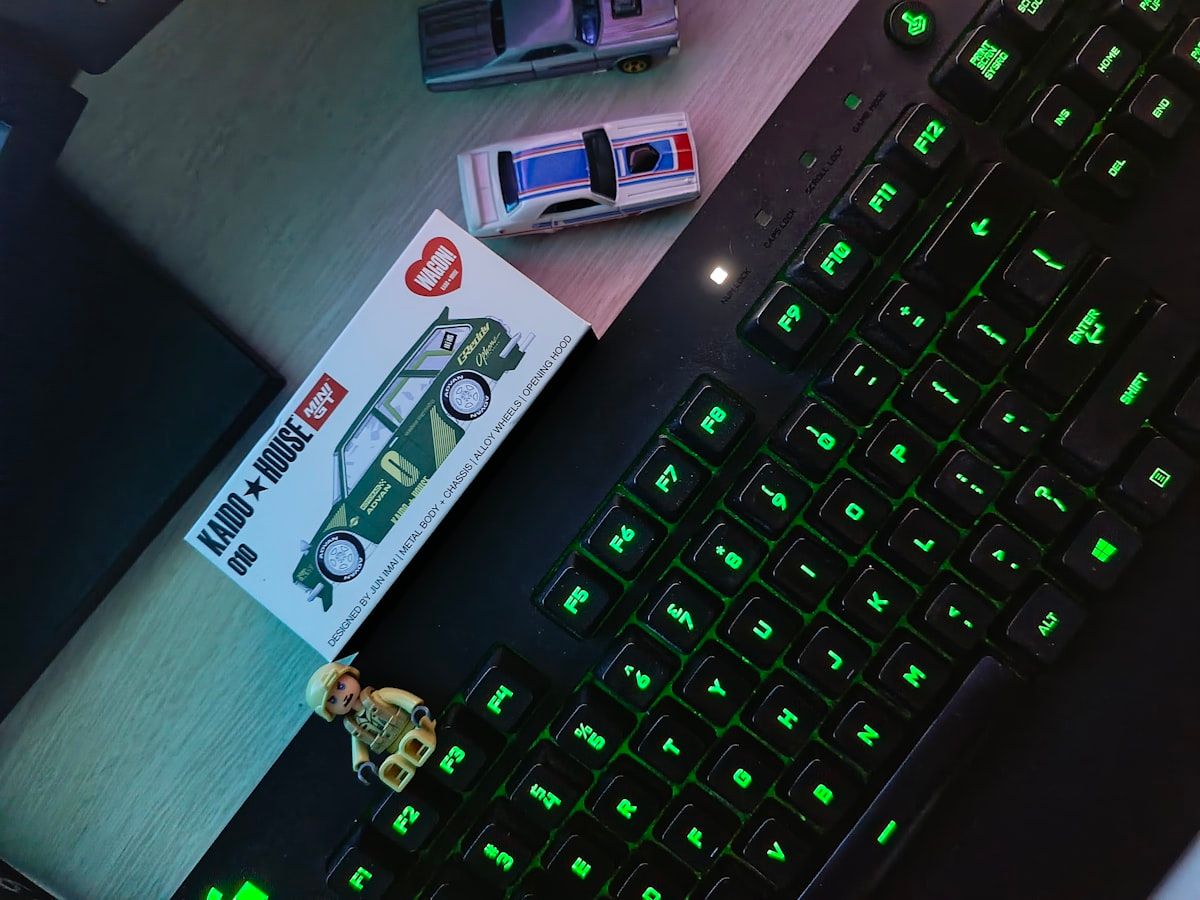 Close up de um teclado e um celular mostrando jogos mobile em destaque