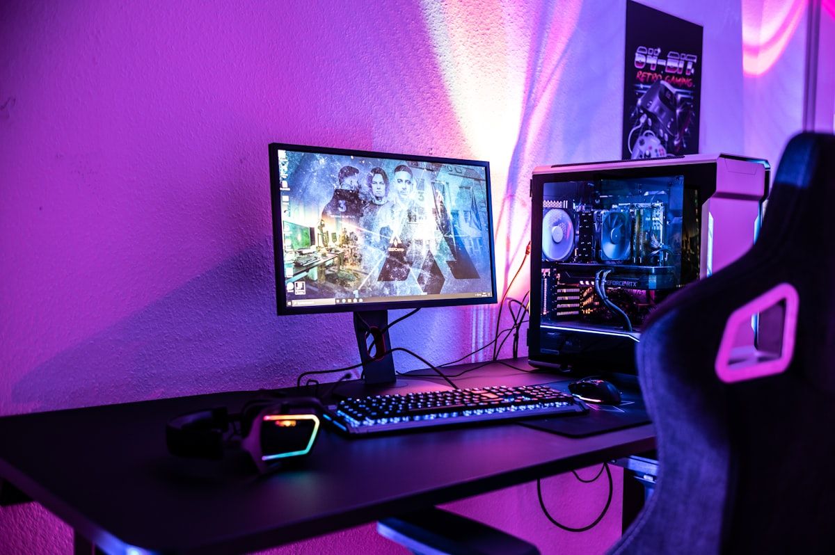 Mesa e cadeira gamer para experiências imersivas em Fortnite Mesa com computador e cadeira gamer, ideal para jogar Fortnite com conforto e estilo