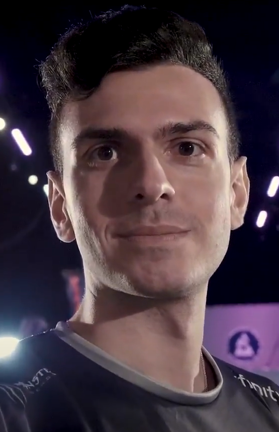 Tarik, gamer e suas dicas sobre VALORANT Tarik, gamer profissional, jogando VALORANT em uma competição intensa