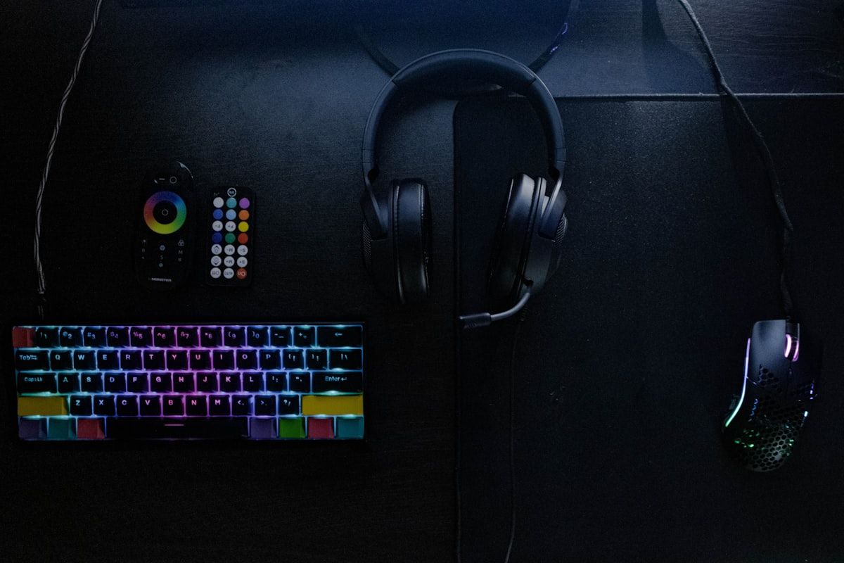 Teclado gamer preto e amarelo para jogos CS2 Teclado gamer preto e amarelo, ideal para jogos como CS2, com iluminação RGB e teclas mecânicas