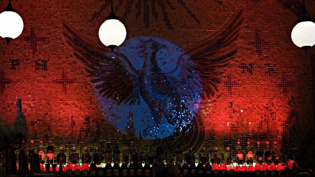 Dragão azul e branco em arte, inspirado em VALORANT Pintura de um dragão azul e branco, simbolizando poder e estratégia, ideal para fãs de VALORANT
