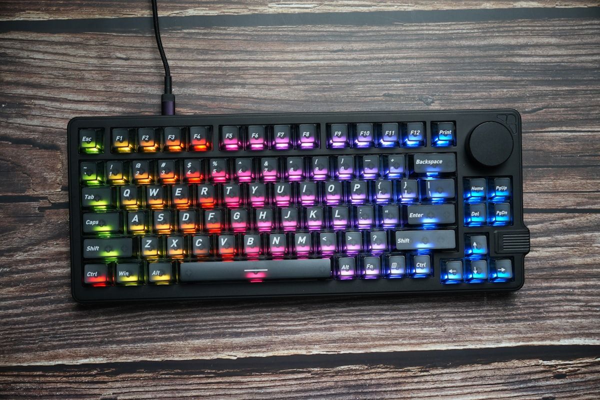 Teclado mecânico preto com iluminação RGB para gamers Teclado mecânico preto com iluminação RGB, ideal para gamers e entusiastas de tecnologia