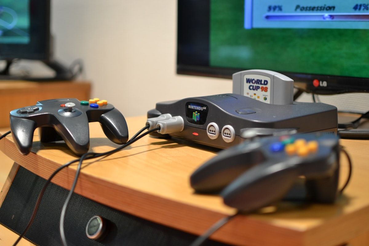 Controle preto e cinza para emuladores de PS2 no Android Controle de videogame preto e cinza, ideal para jogos em emuladores de PS2 no Android