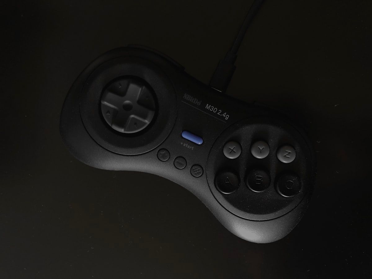 Controle SEGA Genesis cinza e preto para jogos nostálgicos Controle SEGA Genesis nas cores cinza e preto, um ícone dos jogos clássicos
