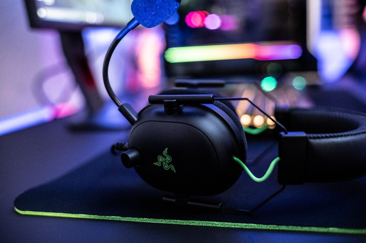 Close-up de headset gamer sobre mouse pad Headset gamer em close-up sobre um mouse pad, ideal para jogos
