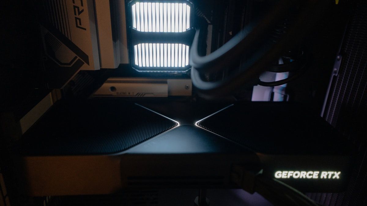 Detalhes da placa de vídeo RTX 5060 Ti em close-up Close-up da placa de vídeo RTX 5060 Ti destacando seus detalhes e design