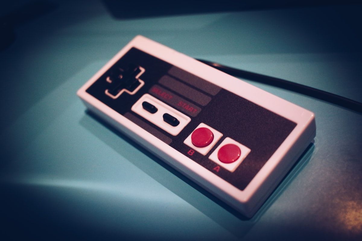Controle Nintendo SNES preto e cinza para emuladores Controle Nintendo SNES nas cores preto e cinza, ideal para jogos retro em emuladores